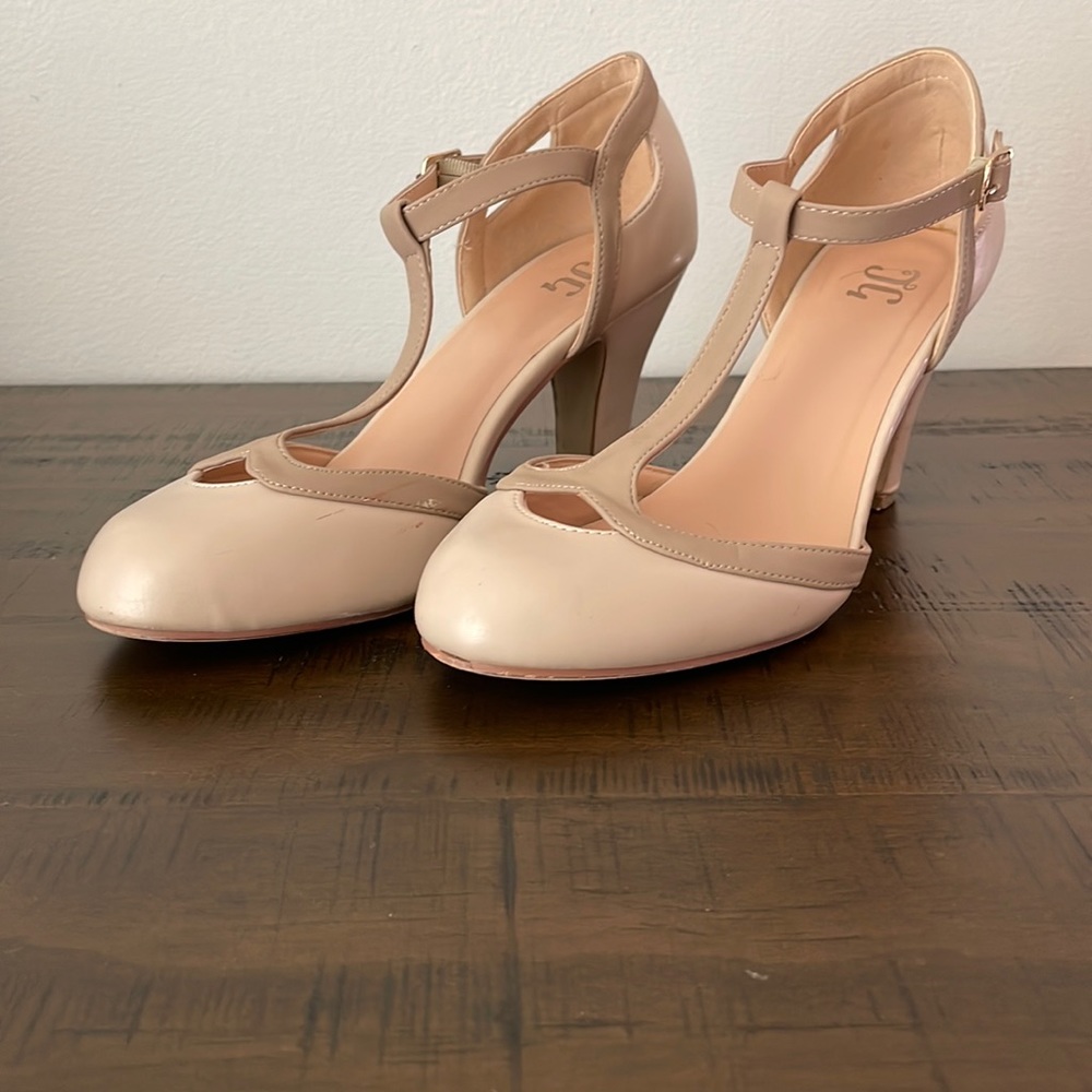 Super cute Mary Jane pumps
